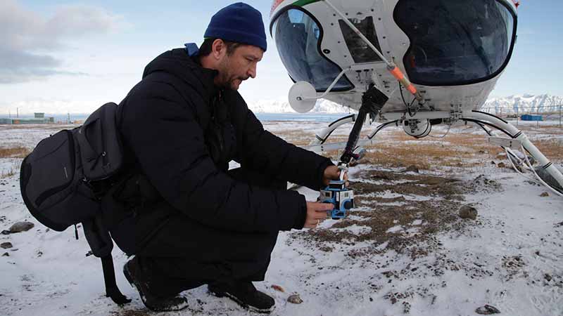 Thomas Wallner bringt ein 360-GoPro-Rig am Helikopter an. Das Ergebnis gibt es in der Polarmeer-Doku zu sehen.