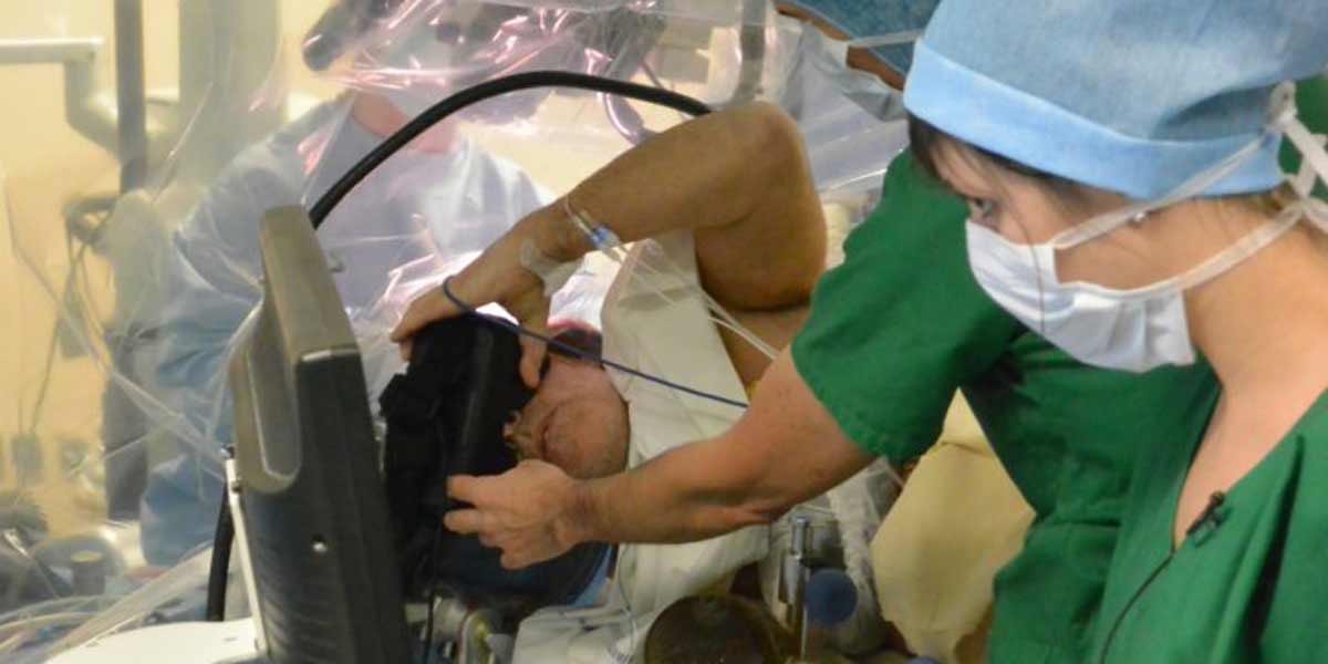 Patient trägt Oculus Rift während Hirn-OP