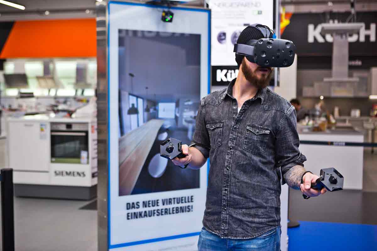 Neben Spielen und Filmen gibt es auch eine Reihe an nützlichen Anwendungsszenarien für Virtual Reality. Saturn testet die virtuelle Küchenplanung.