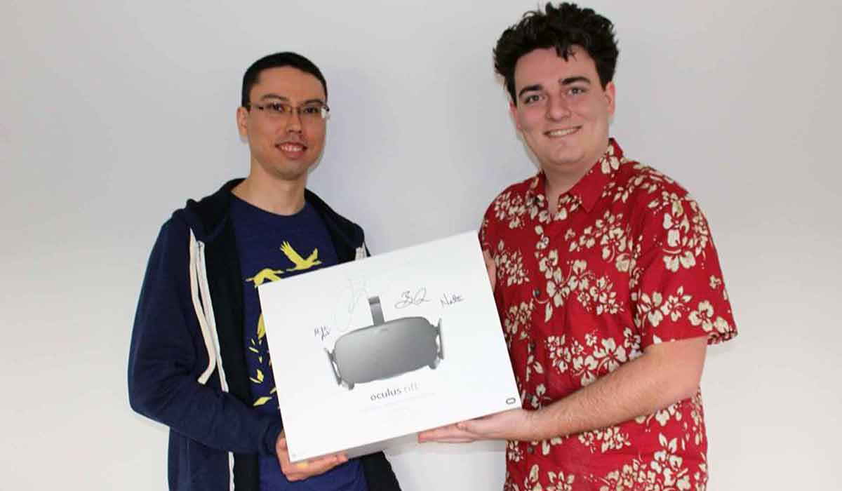 Oculus-Gründer übergibt erste Oculus Rift persönlich