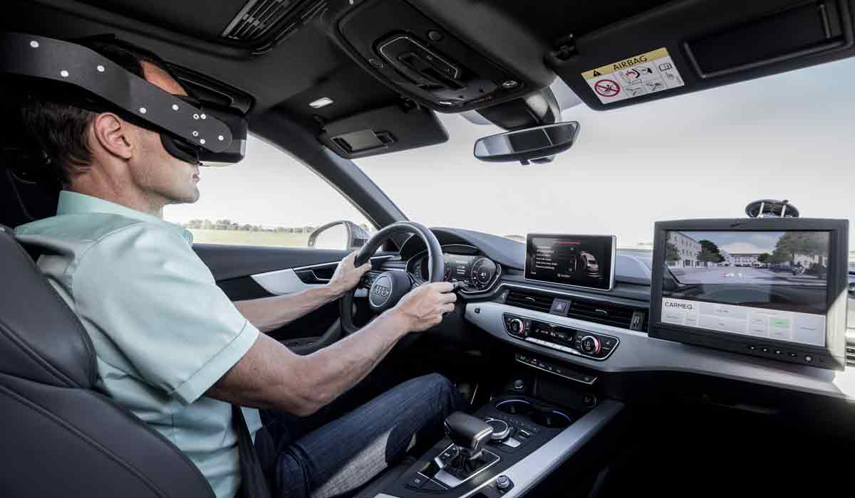 Audi rüstet einen A4 mit einer Virtual-Reality-Brille aus und macht das Auto so zu einem überdimensionierten Gamecontroller.