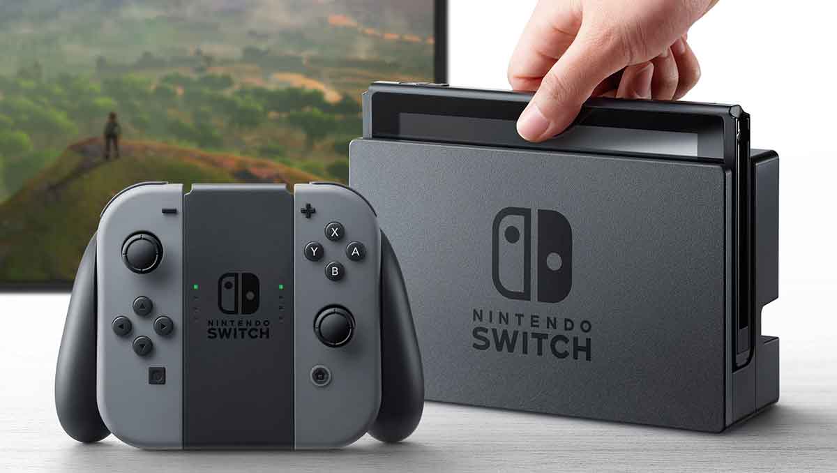 Nintendo Switch mit Port und Controller vor TV