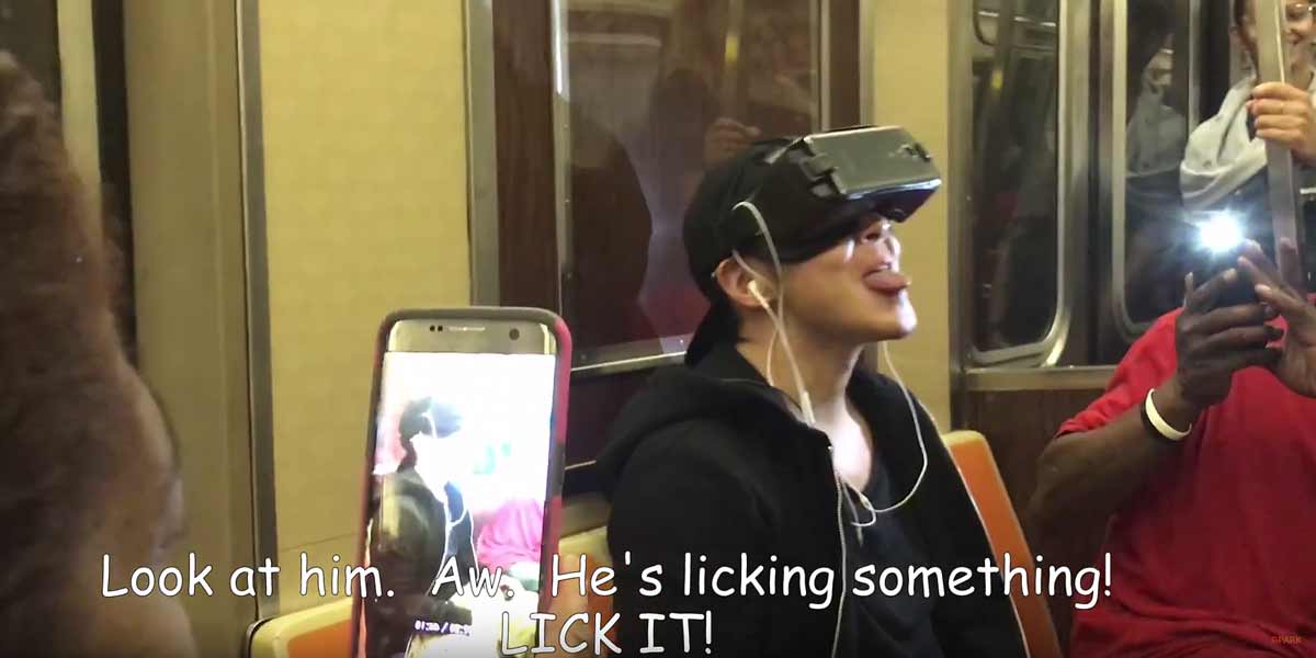 Dieser YouTuber schaut VR-Pornos in der U-Bahn – ohne Kopfhörer