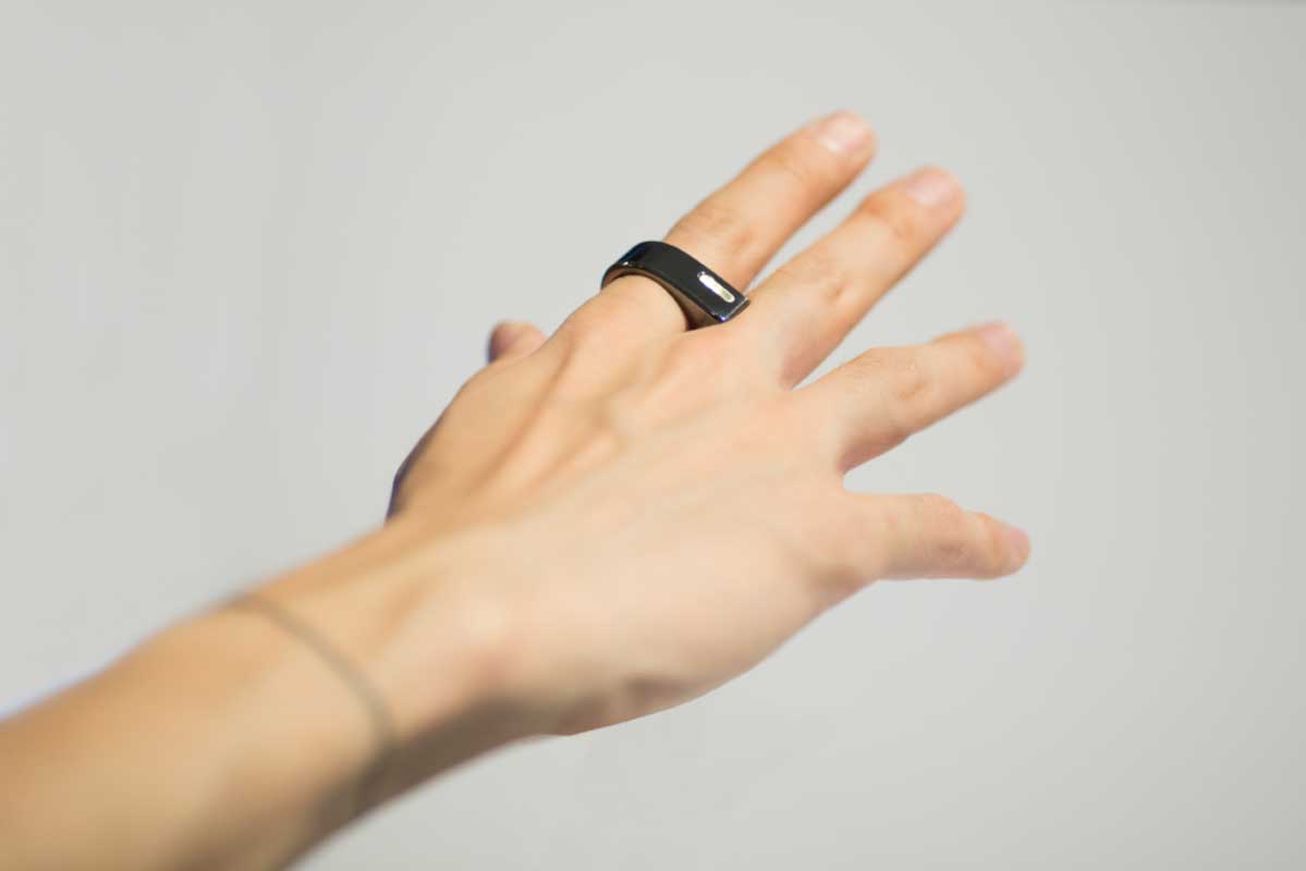 Wie sieht das AR-Interface der Zukunft aus? Der Industriedesigner Nat Martin macht mit einem AR-Fingerring einen Vorschlag.