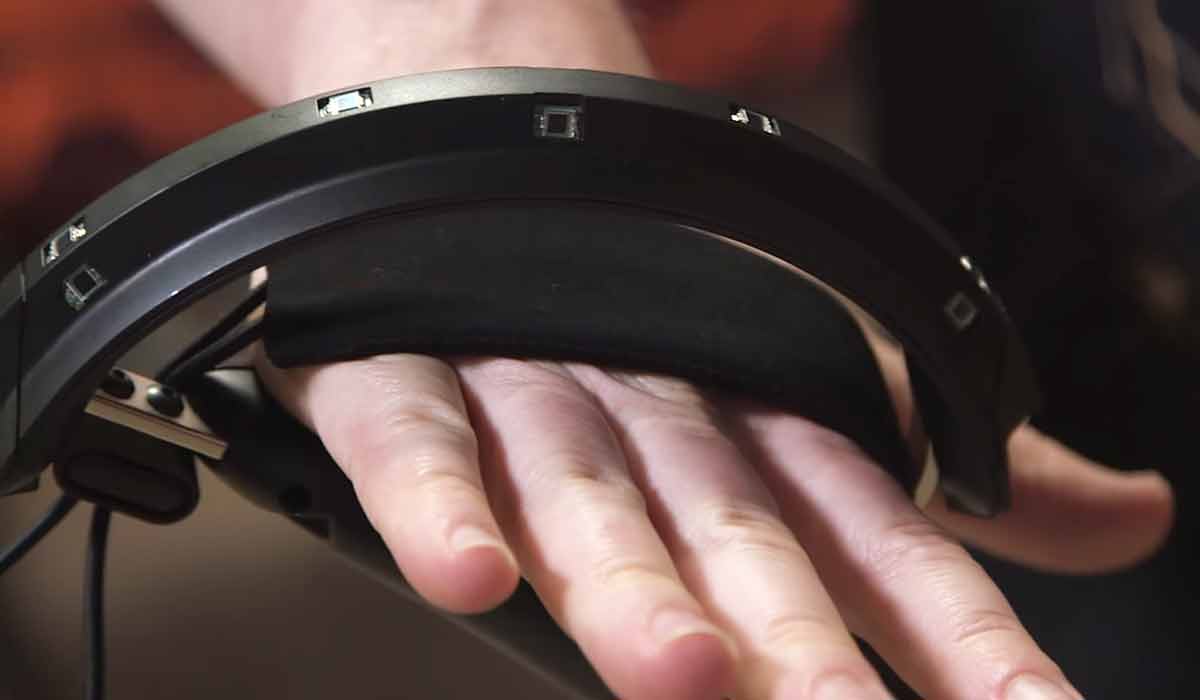 Entwickler haben Valves neue Virtual-Reality-Controller "Knuckles" bereits um die Hand geschnallt und beschreiben die neuen Funktionen.