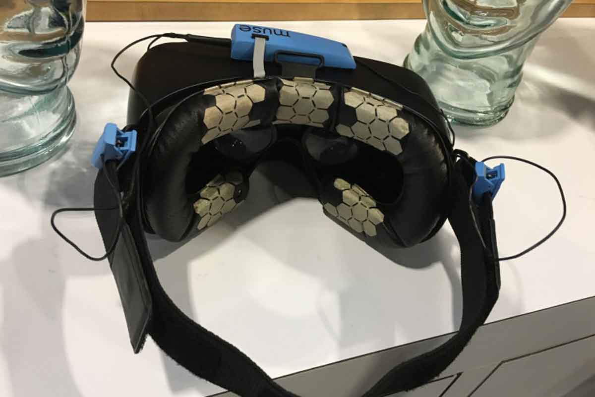 Virtual Reality: Stirnband soll Hirnströme ins VR-Erlebnis integrieren