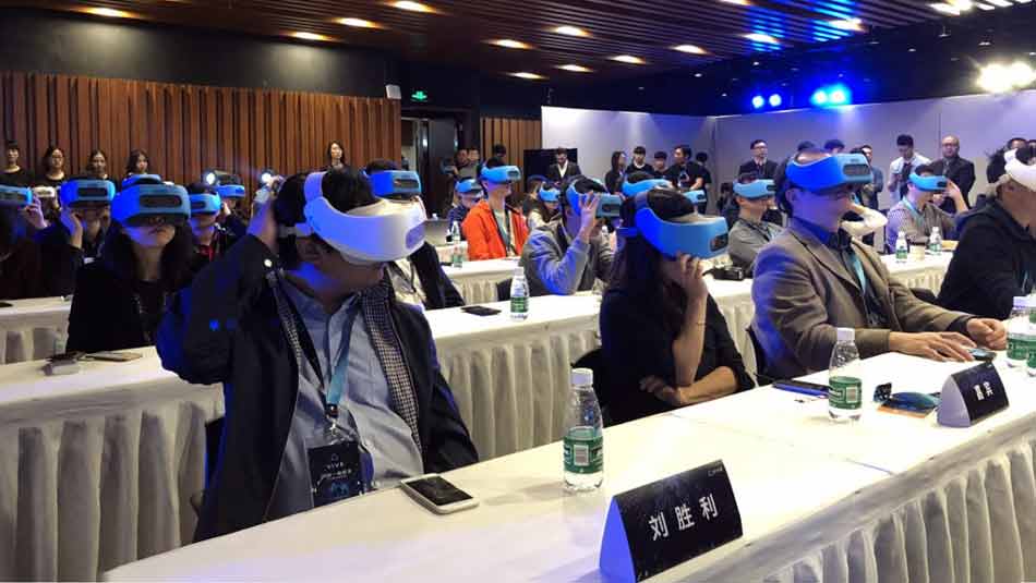 Noch ein ungewöhnlicher Anblick: Ein Raum voller VR-Brillenträger. Bild: Graylin / Twitter