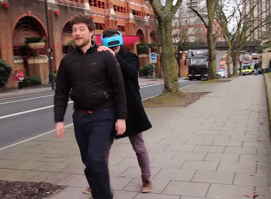 Vive Focus: Briten laufen kilometerweit mit einer VR-Brille durch die Stadt