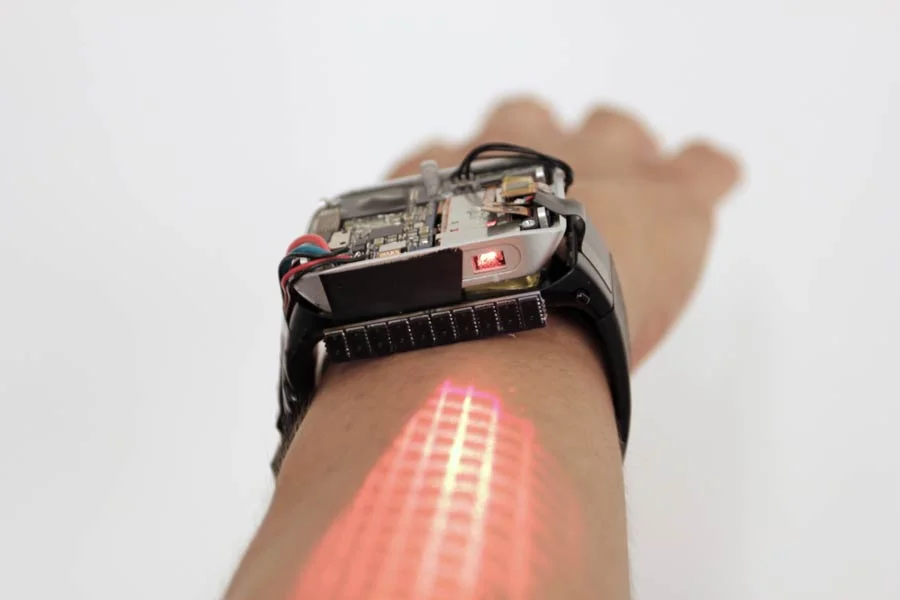 Diese Smartwatch projiziert den Touchscreen auf euren Arm