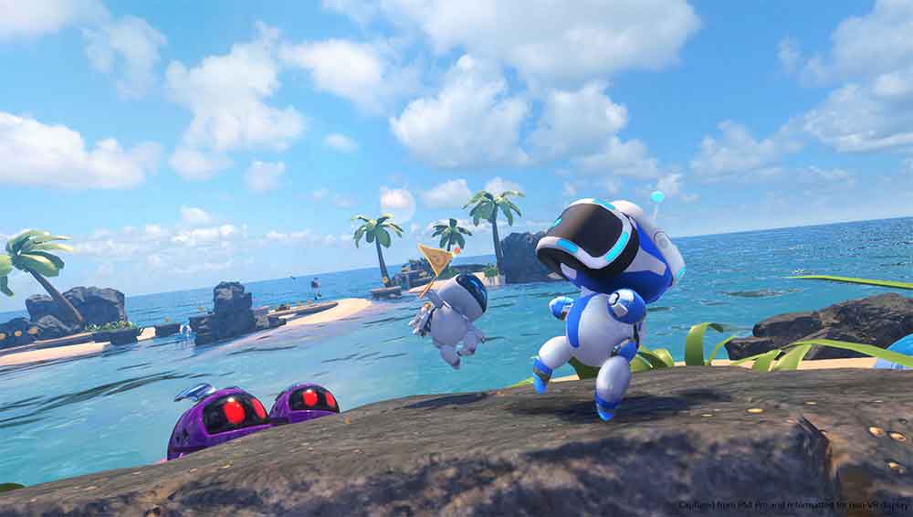 Astro Bot aus dem VR-Spiel Astro Bot: Rescue Mission am Strand vor einer karibischen Insel