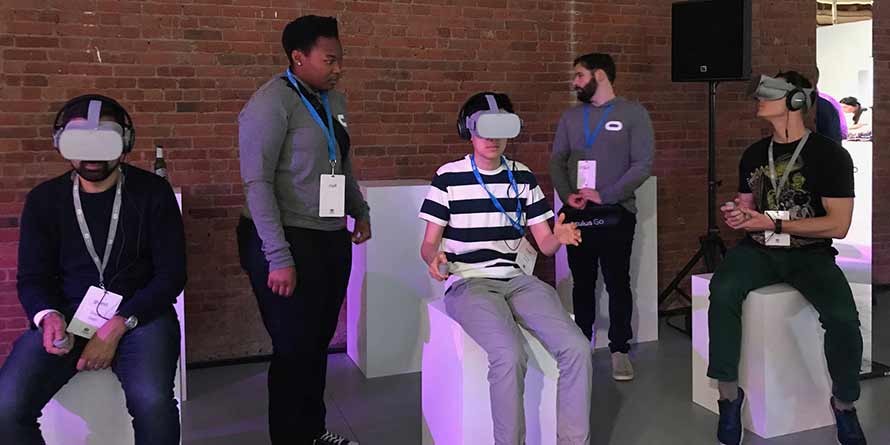Noch ein Nerd-Spielzeug oder schon ein Hipster-Accessoire? Facebook präsentierte die VR-Brille Oculus Go in einem gediegenen Umfeld. Bild: Marty Swant, Adweek