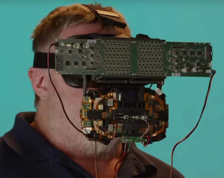Gabe Newell trägt monströsen VR-Prototyp