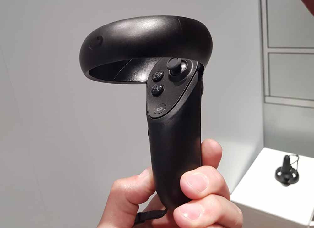 Oculus Quest kommt mit einer Miniaturversion der Touch-Controller. Das Handtracking sll auf Rift-Niveau sein, das Fingertracking etwas weniger präzise. Bild: Deutschmann