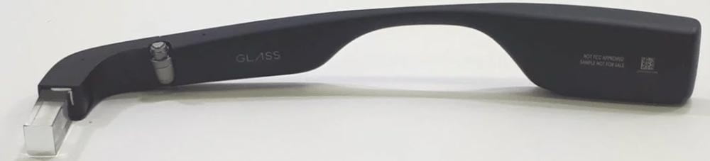 Google Glass heißt zwar Google Glass. Aber nur, weil Google Brillenbügel doof klingt. Die treffendere Bezeichnung wäre es, denn das Display wird einfach auf eine herkömmliche Brille geschnallt. Bild: Technoblog