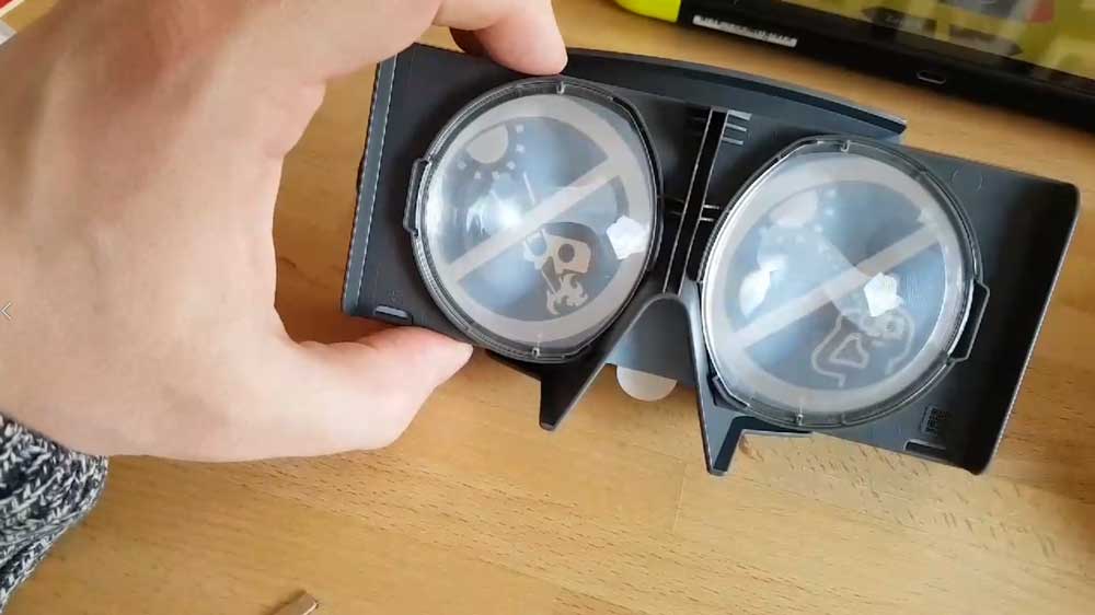 Selbst mit einfachen Plastiklinsen, die vor ein Smartphone-Display geschnallt werden, kann ein VR-Brilleneffekt erzielt werden. Das zeigte unter anderem Nintendo mit der Papp-VR-Brille Labo. | Bild: MIXED