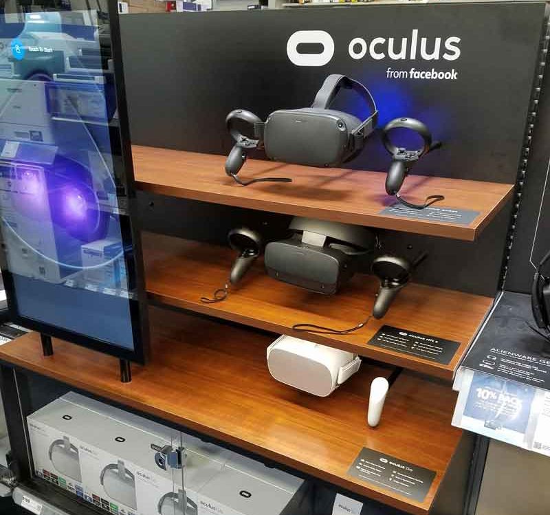 Oculus' VR-Ökosystem auf einen Blick: So werden die VR-Brillen in den USA im Laden präsentiert. Teilen sie sich bald alle drei die Apps? Bild: Reddit