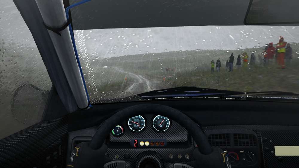 Rennwagen in Dirt Rally von innen, draußen regnet es