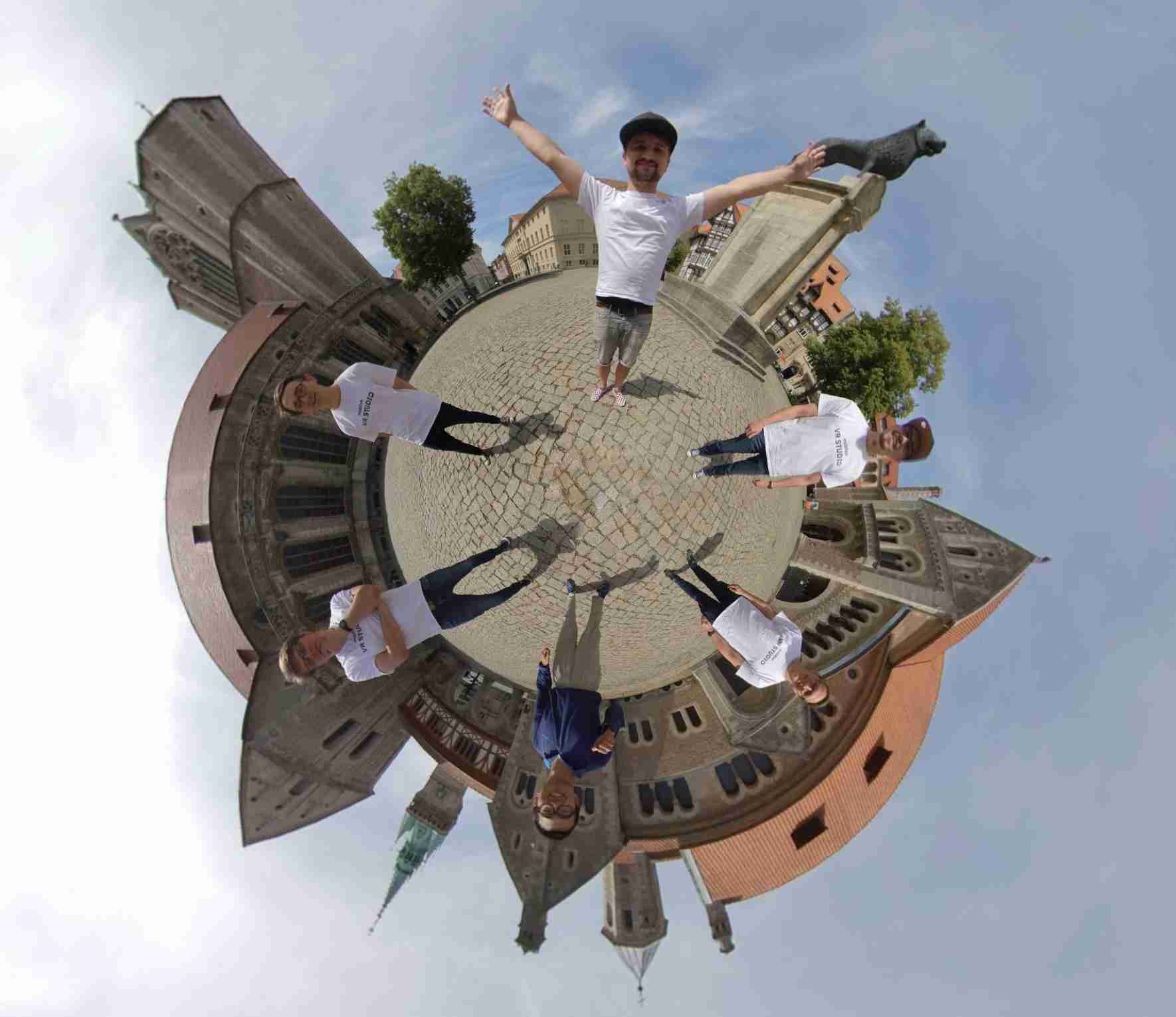 360 Grad-Bild mit Menschen und Gebäuden von mobfish VR STUDIO