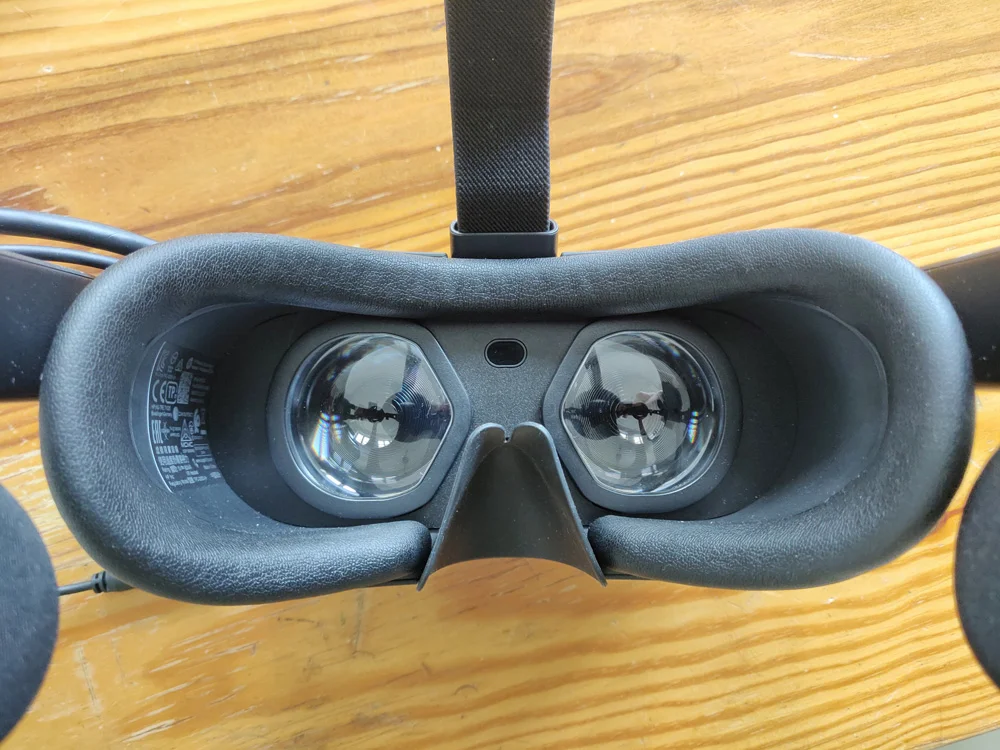 Das Gesichtspolster ist sehr bequem. Dank der ...äh... Nasenlappen kommt kein Umgebungslicht in die VR-Brille.