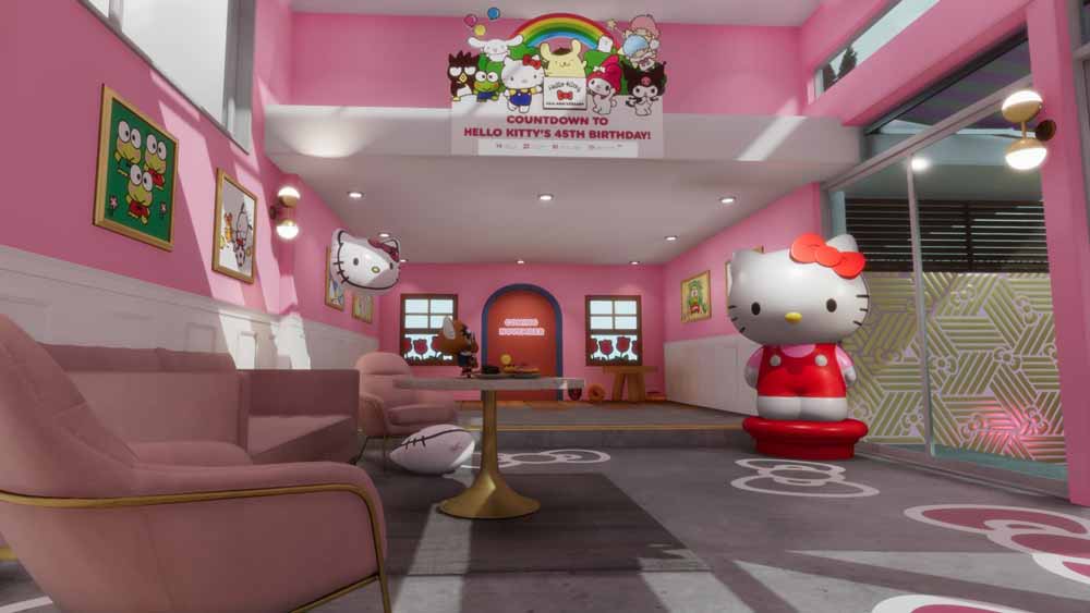 Ein virtueller Raum mit einer Hello-Kitty-Katze, pinken Wänden und einer bequemen Wohnzimmereinrichtung.