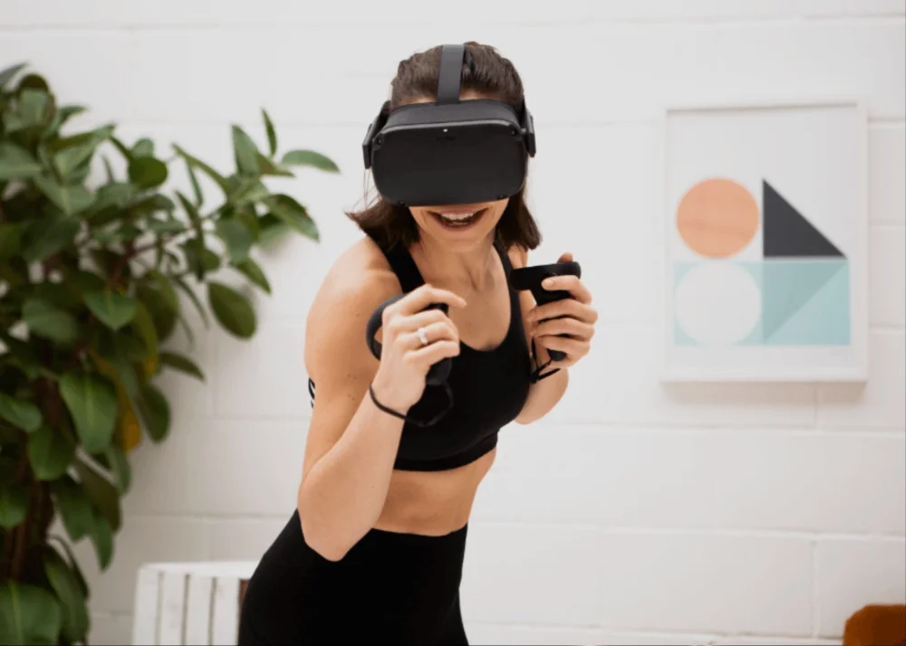 Eine Frau spielt ein Fitness-VR-Spiel auf der VR-Brille Oculus Quest.