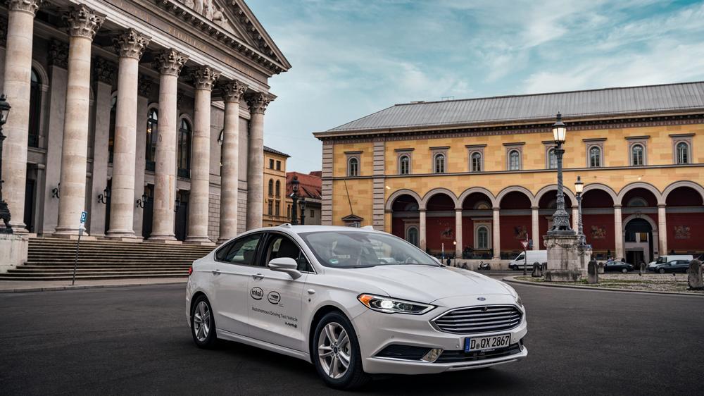 Ford mit autonomem Fahrsystem von Intel und Mobileye steht auf einem Platz in München