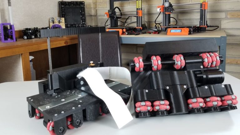 Ansicht der VR-Rollschuhe des Bastlers Finally Functional von der Seite und von unten, in seiner Werkstatt