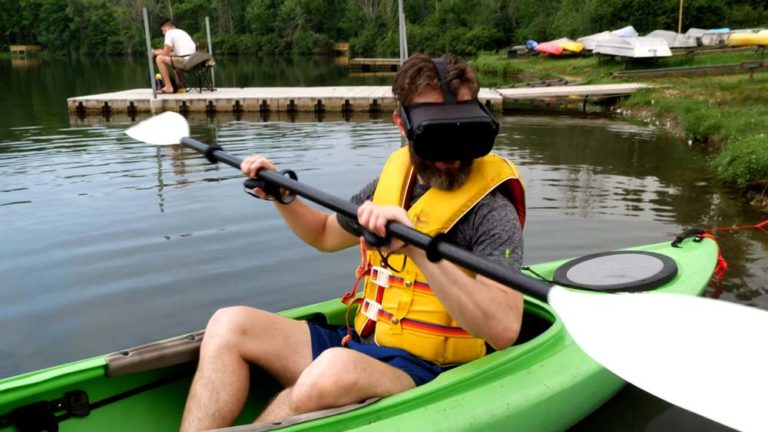 Nicht nachmachen: Mit der VR-Brille ins Kayak
