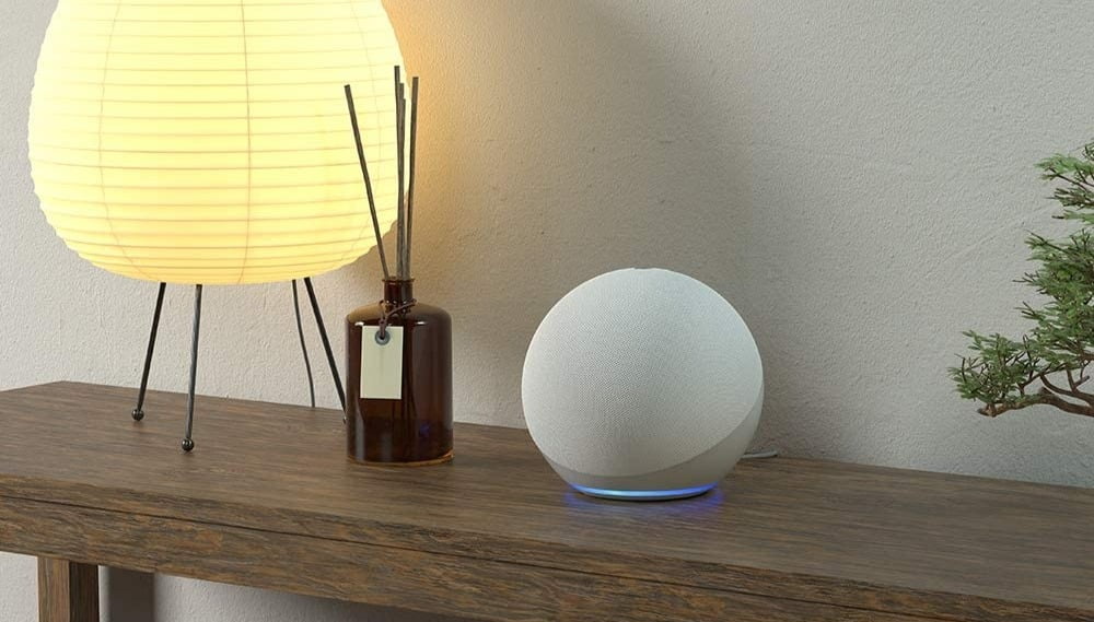 Der neue Smart Speaker Amazon Echo 4 in weiß