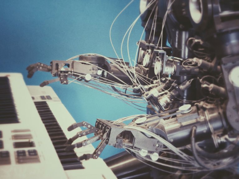 Ein Roboter am Klavier