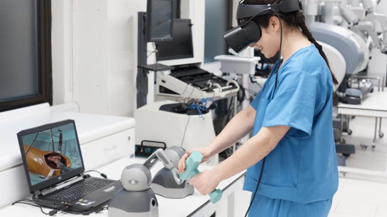 Eine junge Ärztin steht mit einer VR-Brille im Labor