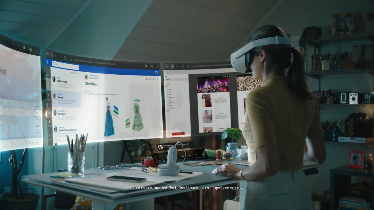 Eine Frau mit VR-Brille Oculus Quest auf dem Kopf steht an einem Schreibtisch und schaut auf digitale Screens.
