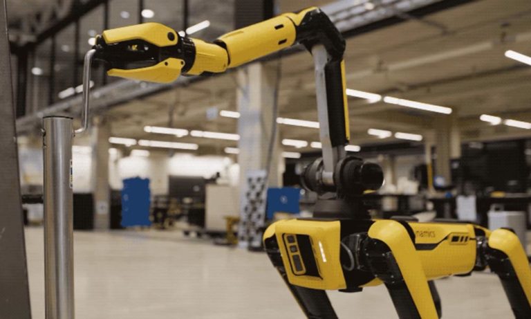 Boston Dynamics Roboterhund Spot bekommt endlich einen Arm - und mit ihm viele neue Fähigkeiten.