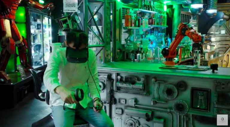 In dieser Bar serviert ein VR-Roboter das Bier