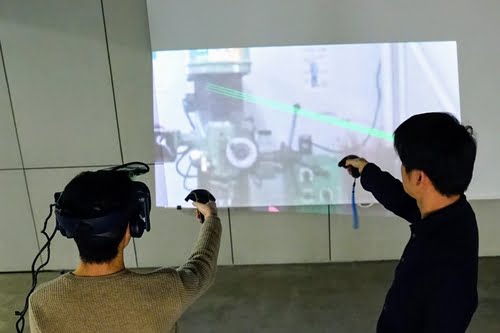 Ein Projektor auf der VR-Brille wirft das Bild von innen nach außen. | Bild: via Siggraph Asia