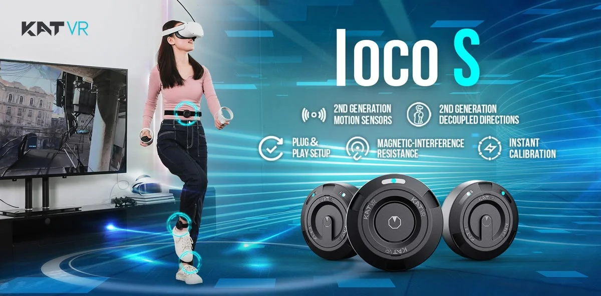 Eine Frau läuft mit VR-Brille und Kat Loco Sensoren auf der Stelle