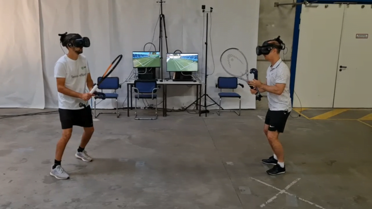 Zwei Männer spielen die VR-Tennis-Simulation Tennis eSports