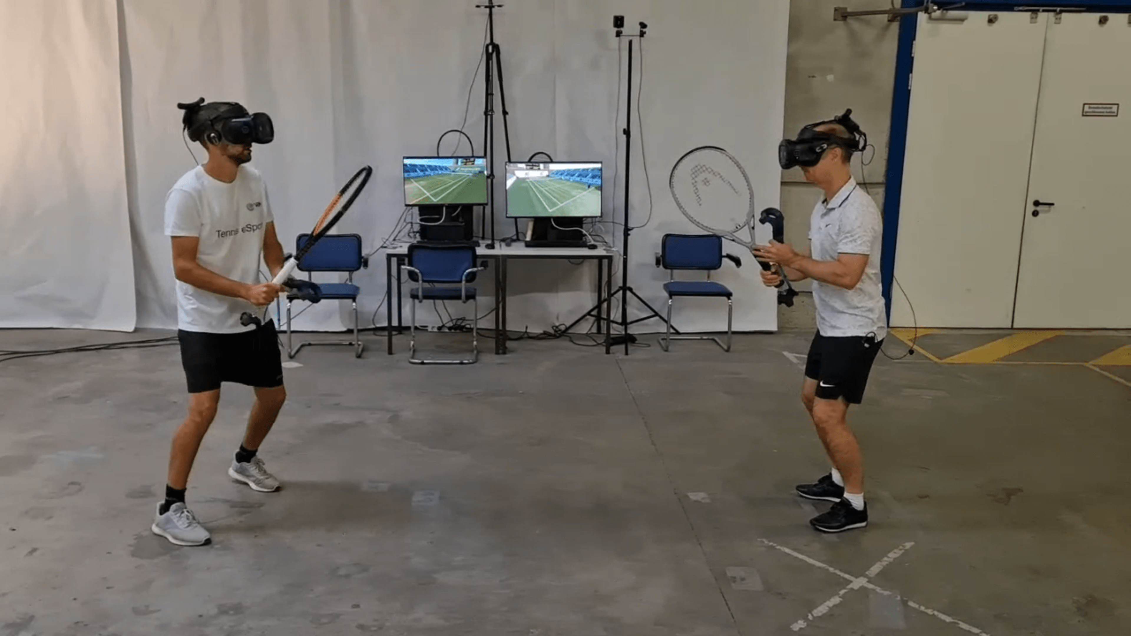 Zwei Männer spielen die VR-Tennis-Simulation Tennis eSports