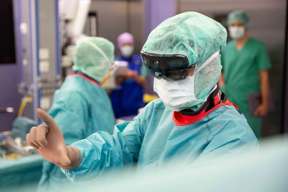 Hololens 2: Schweizer Klinik operiert mit AR-Brille