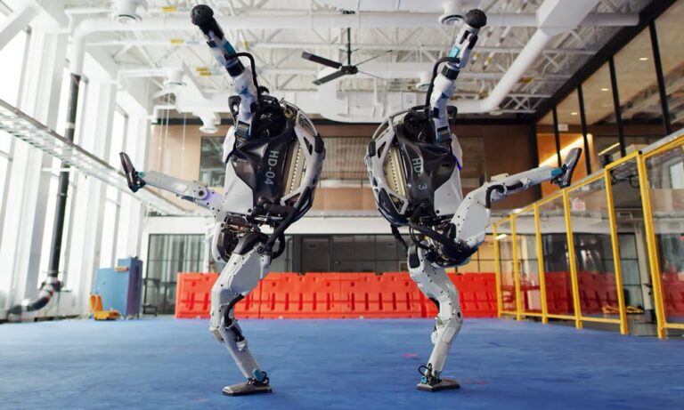 Zwei humanoide Roboter Atlas tanzen zusammen und machen einen großen Ausfallschritt.