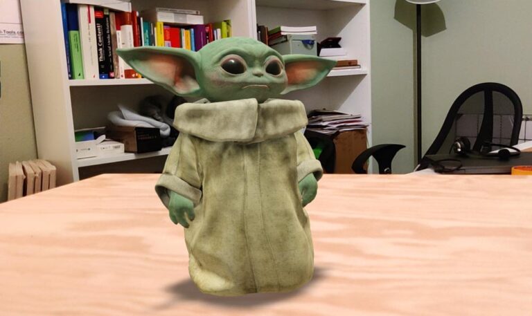 Ein 3D-Modell von Baby Yoda steht au feinem Tisch