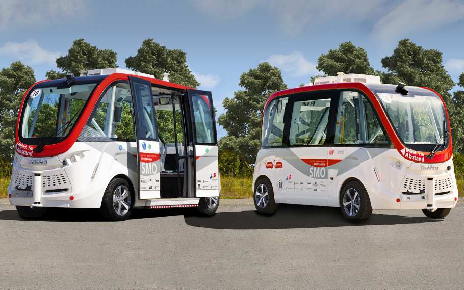 Zwei autonom fahrende Shuttle-Busse der Firma Navya.