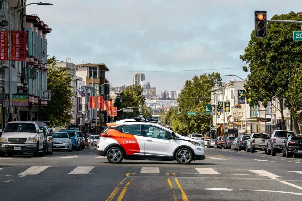 Ein autonom fahrendes Auto der Firma Cruise fährt über die Straßen von San Francisco.