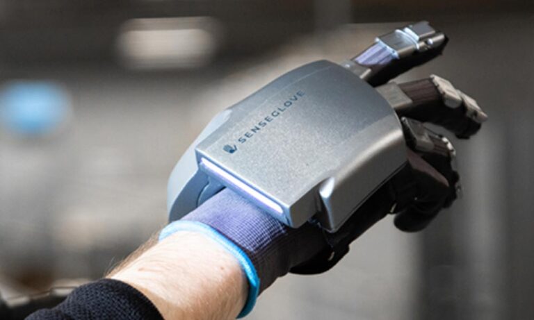 Eine Hand mit einem silbernen, klobigen Tech-Handschuh