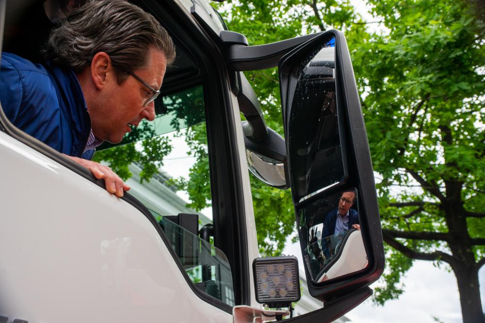 Bundesverkehrsminister Scheuer sieht aus dem Fenster eines autonomfahrenden Busses.