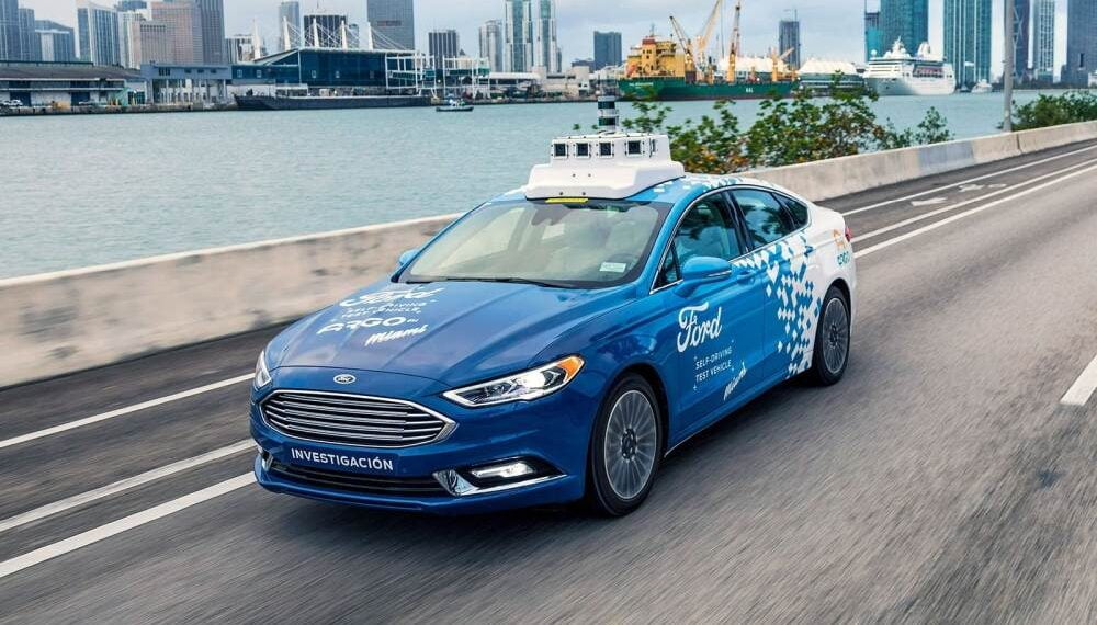 Ein autonom fahrendes Auto der Marke Ford.