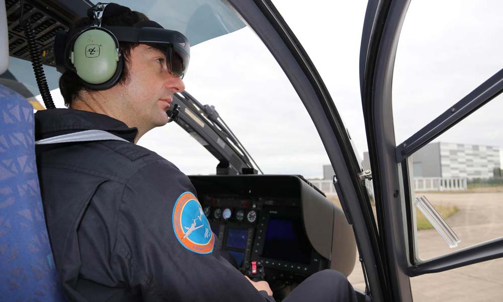 Hololens 2: Helikopter-Pilot hebt mit AR-Brille ab