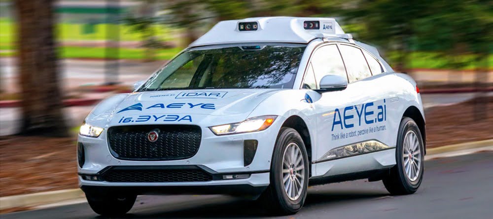 Ein Fahrzeug des Herstellers Jaguar, das mit autonomer Fahrtechnologie und Lidar-Sensoren von AEye ausgestattet ist.