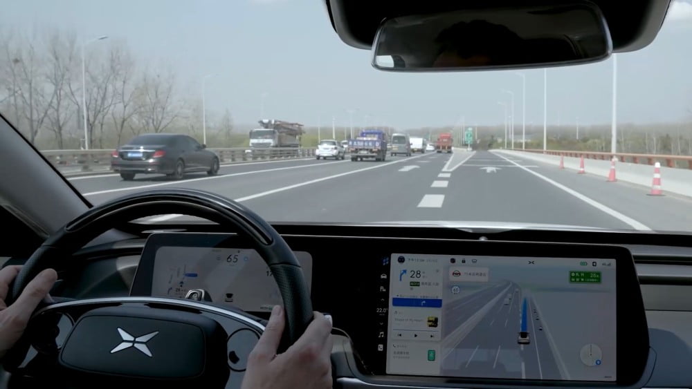 Der Blick durch das Cockpit eines autonom fahrenden Xpeng P7 auf einem chinesischen Highway.