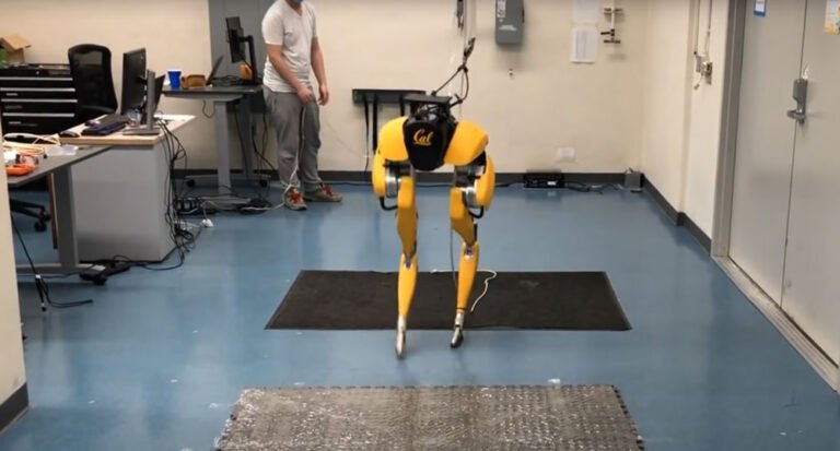 KI macht Beine: Roboter lernt selbstständig laufen